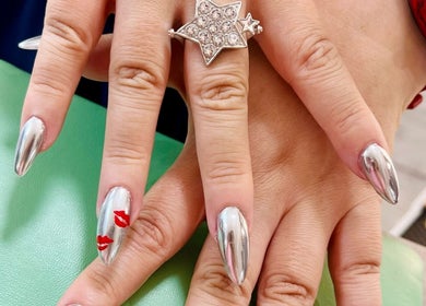 Stunning metallic chrome nails with star ring at NǐĦǎo Pisces Nails Hair Beauty唐人美发, L-imsida, MT.
