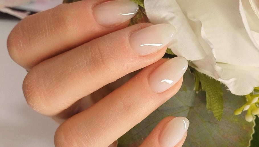 Elegante Nagelkunst bei NailBar Visp, Visp, Wallis, CH. Sanfte, natürliche Farben für einen schicken Look.