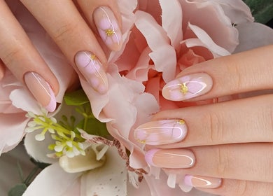 Stilvolle Blütennägel bei NailBar Visp, Visp, Wallis, CH.