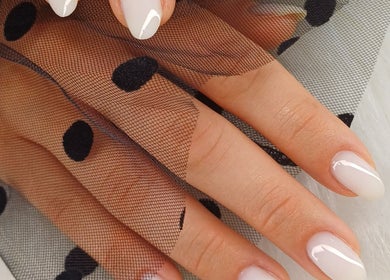 Elegante Nägel bei NailBar Visp in Visp, Wallis, CH, verziert mit schwarzem Spitzenmuster für ein stilvolles Finish.