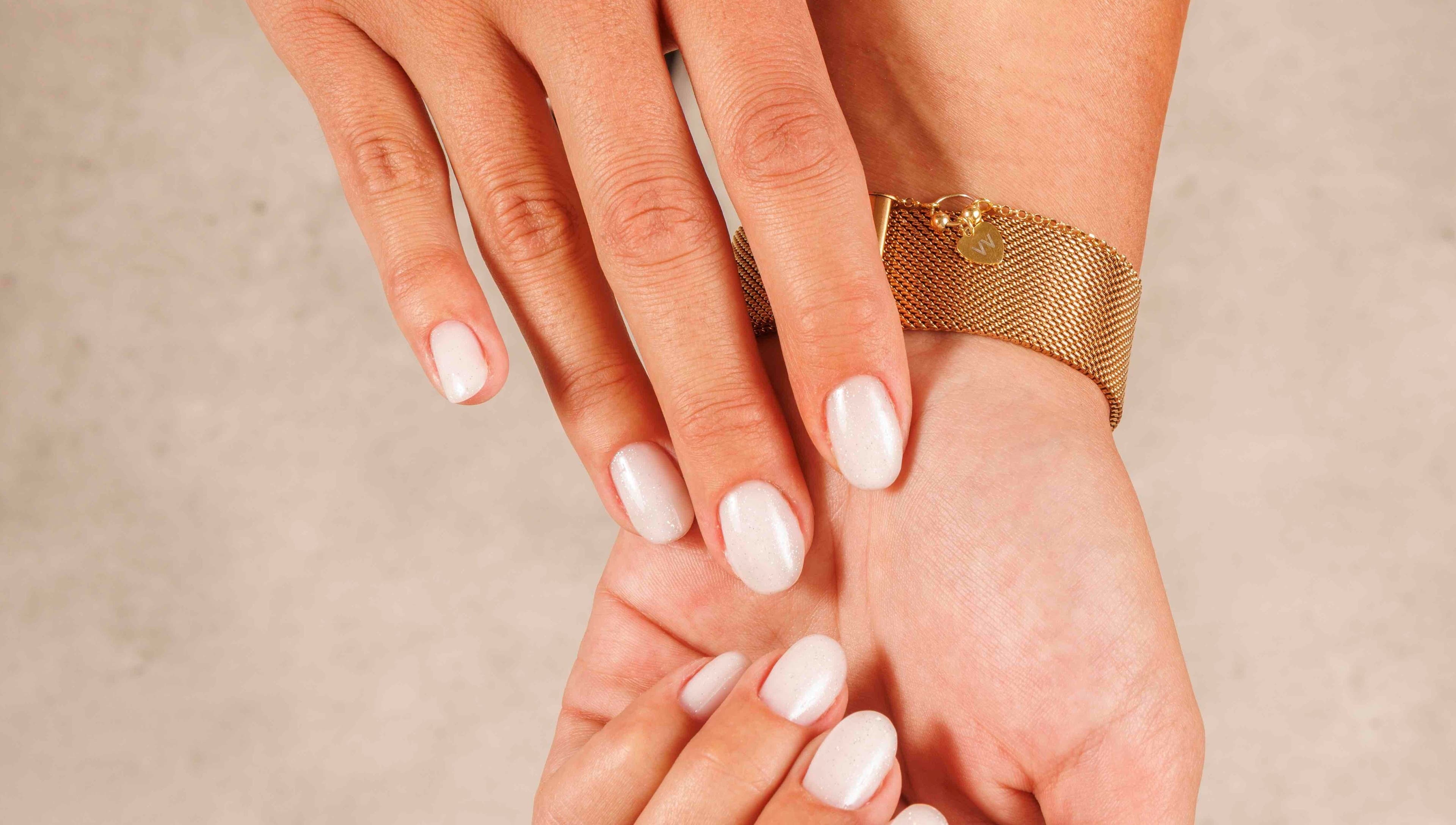 Schöne, gepflegte Nägel mit natürlichem Glanz bei NailBar Visp in Visp, Wallis, CH.