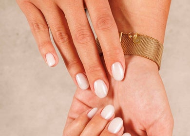 Schöne, gepflegte Nägel mit natürlichem Glanz bei NailBar Visp in Visp, Wallis, CH.