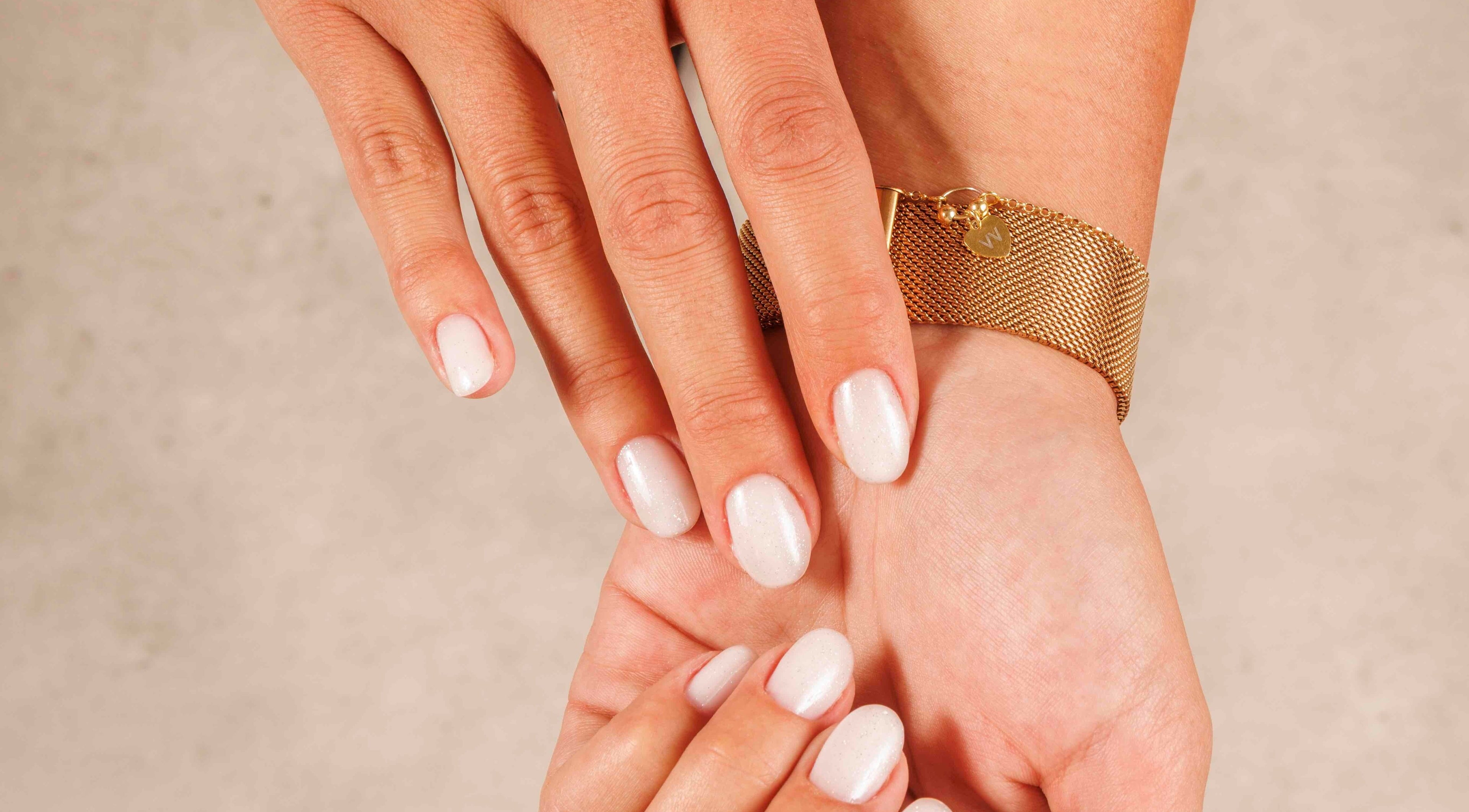 Schöne, gepflegte Nägel mit natürlichem Glanz bei NailBar Visp in Visp, Wallis, CH.