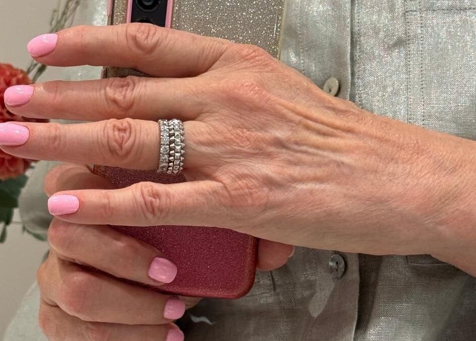 Elegante Maniküre mit rosa Nägeln bei NailBar Visp, Visp, Wallis, CH.