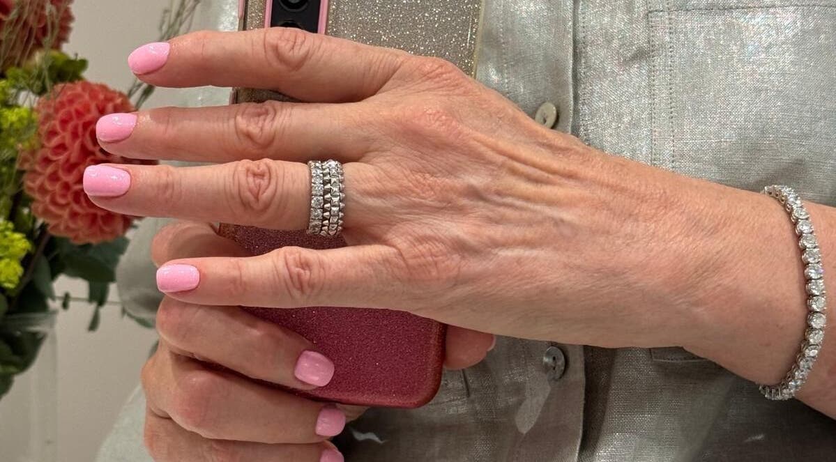 Elegante Maniküre mit rosa Nägeln bei NailBar Visp, Visp, Wallis, CH.