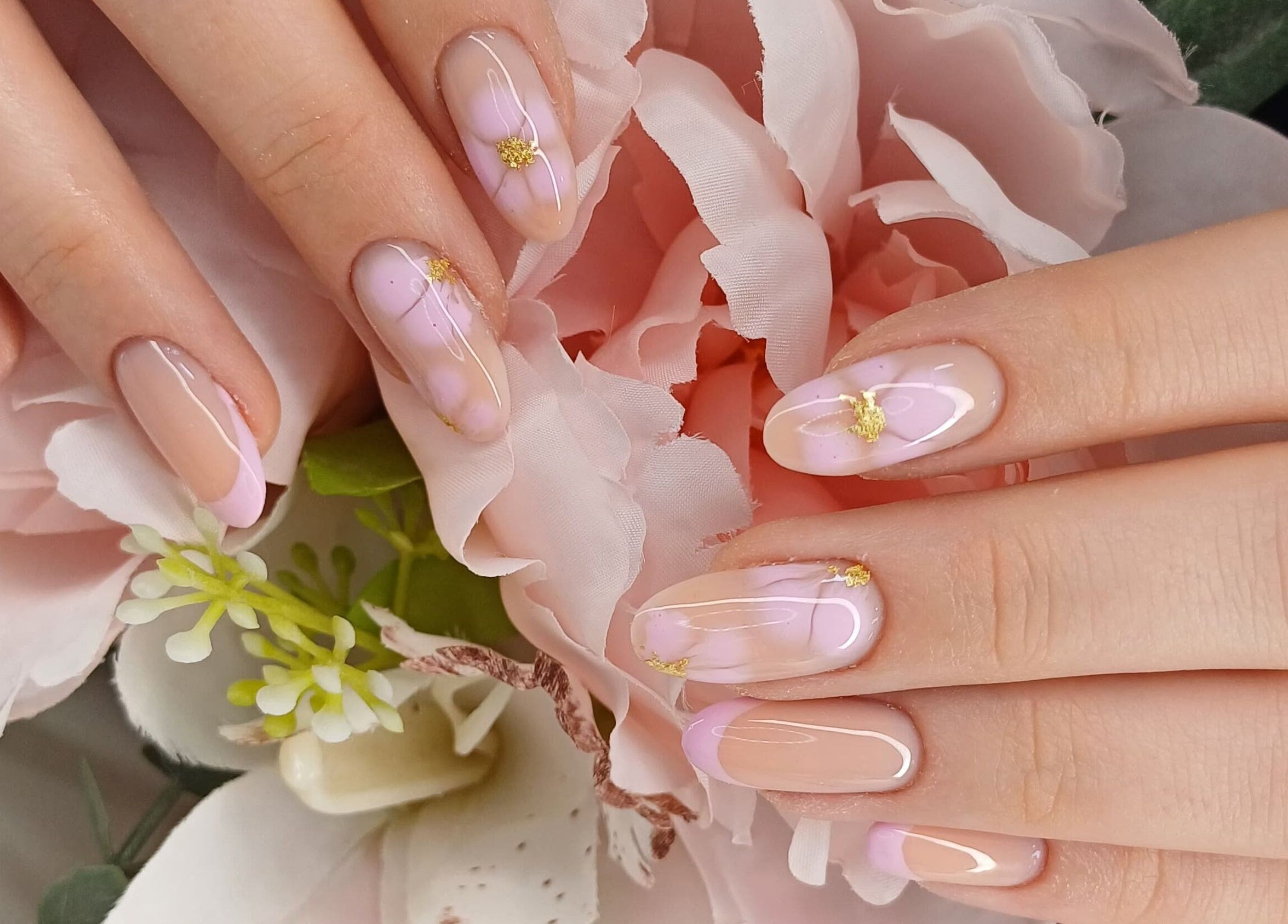 Elegante Nagelkunst bei NailBar Visp, Visp, Wallis, CH, mit rosa und goldenen Akzenten.