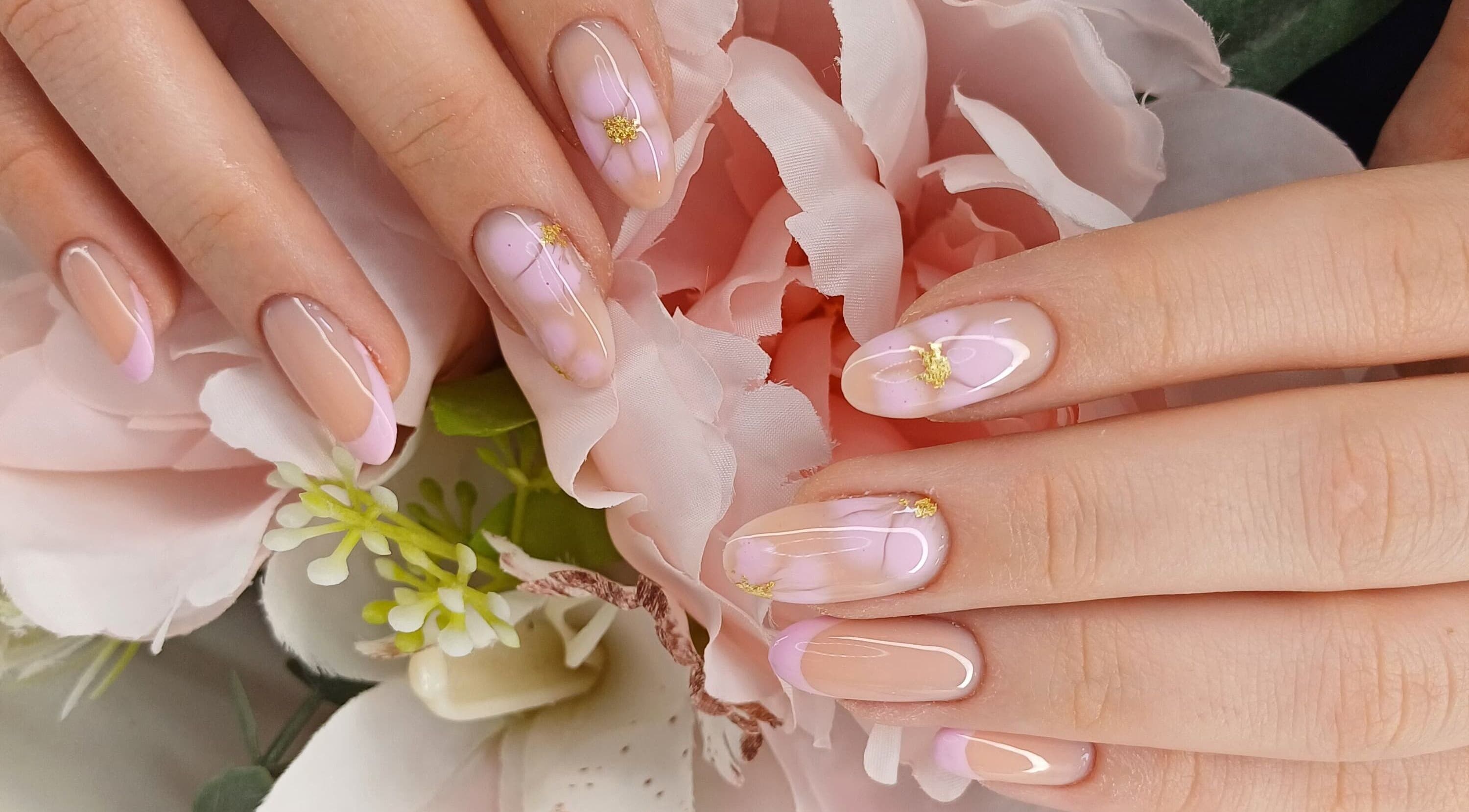 Elegante Nagelkunst bei NailBar Visp, Visp, Wallis, CH, mit rosa und goldenen Akzenten.