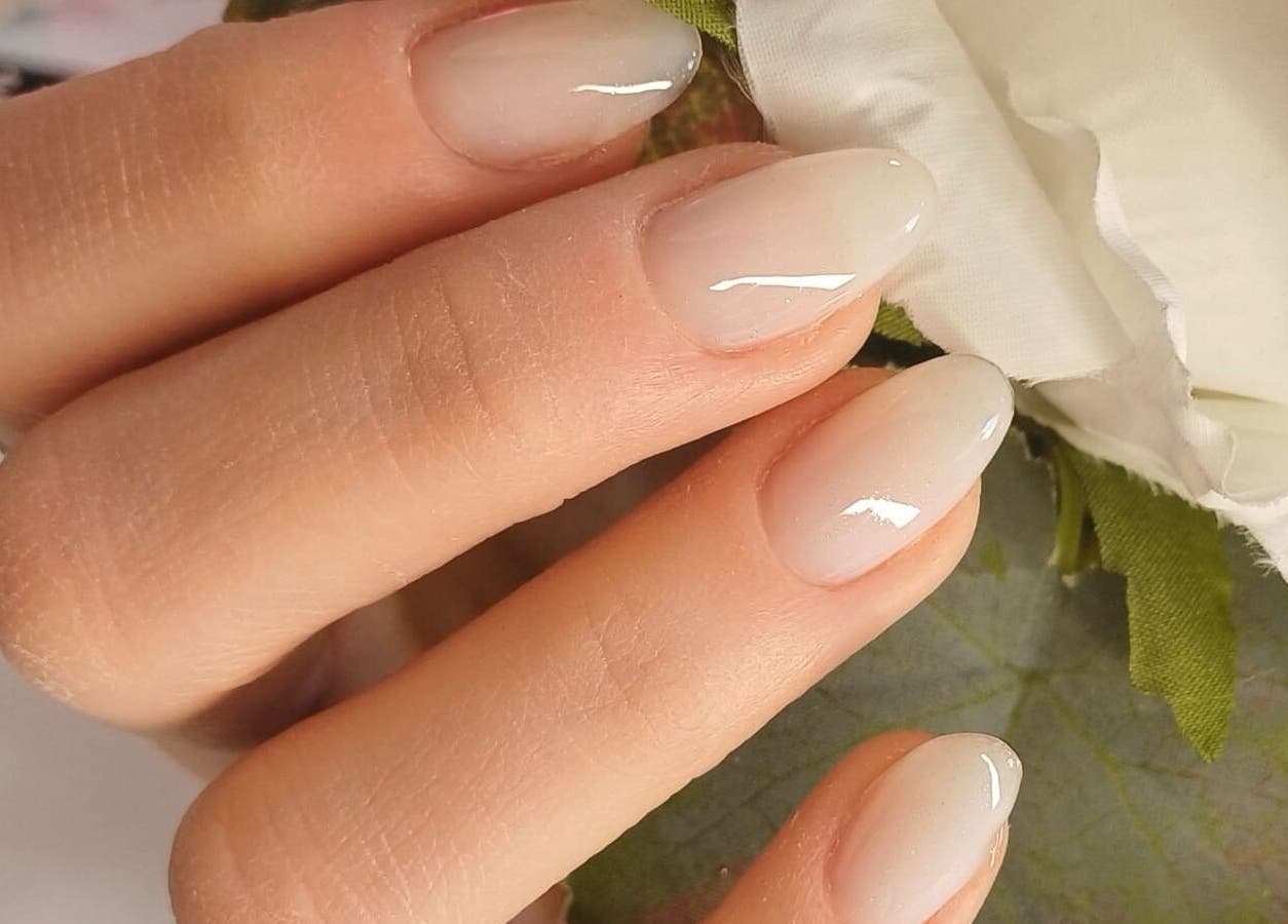 Elegantes Nageldesign von NailBar Visp, Visp, Wallis, CH mit Blumenhintergrund.