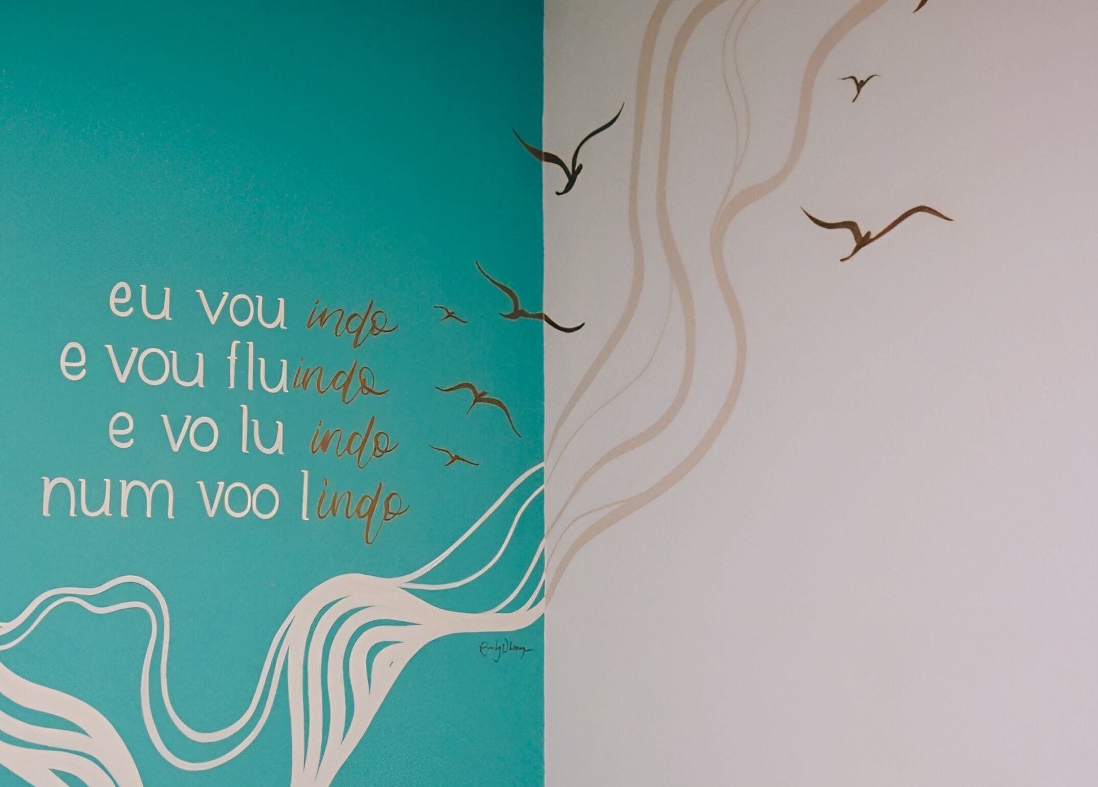 Mural artístico com pássaros e frases inspiradoras no Positive Hands, Quarteira, Faro, PT.