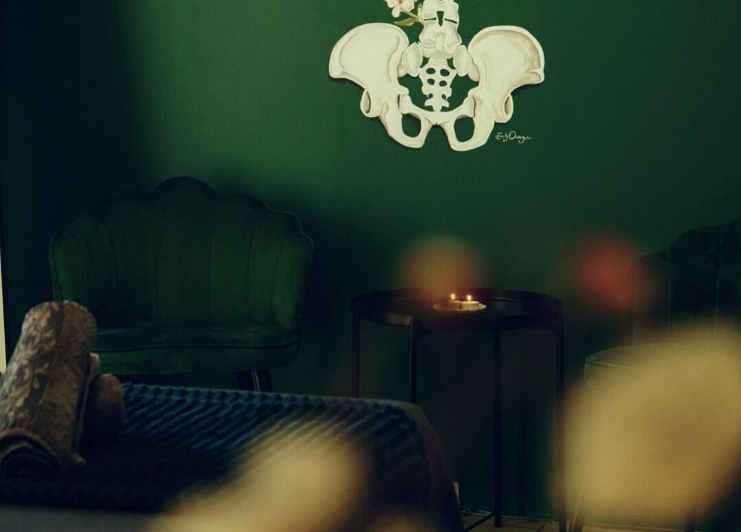 Sala de relaxamento em Positive Hands, Quarteira, Faro, PT com decoração verde serena.