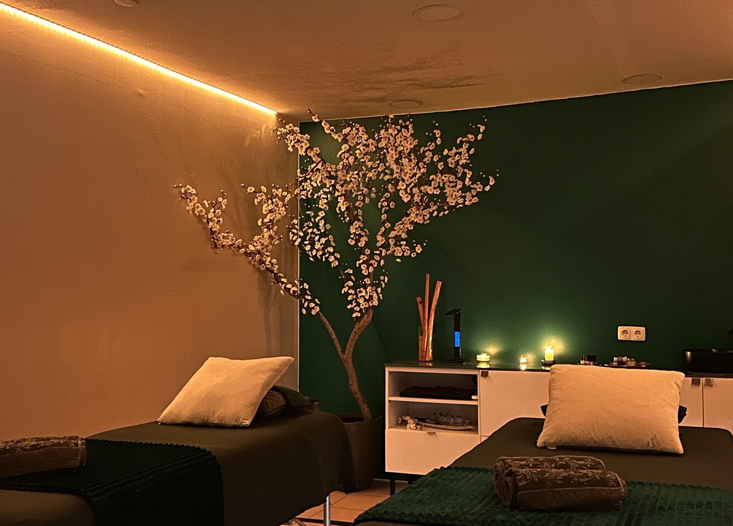 Sala de terapia relaxante em Positive Hands, Quarteira, Faro, PT com iluminação suave e decoração natural.