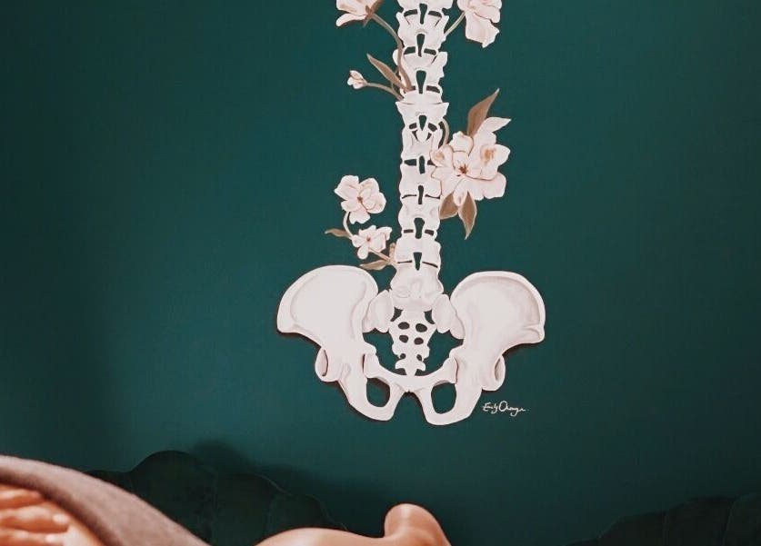 Arte de coluna vertebral com flores no Positive Hands, Quarteira, Faro, PT. Atmosfera relaxante.