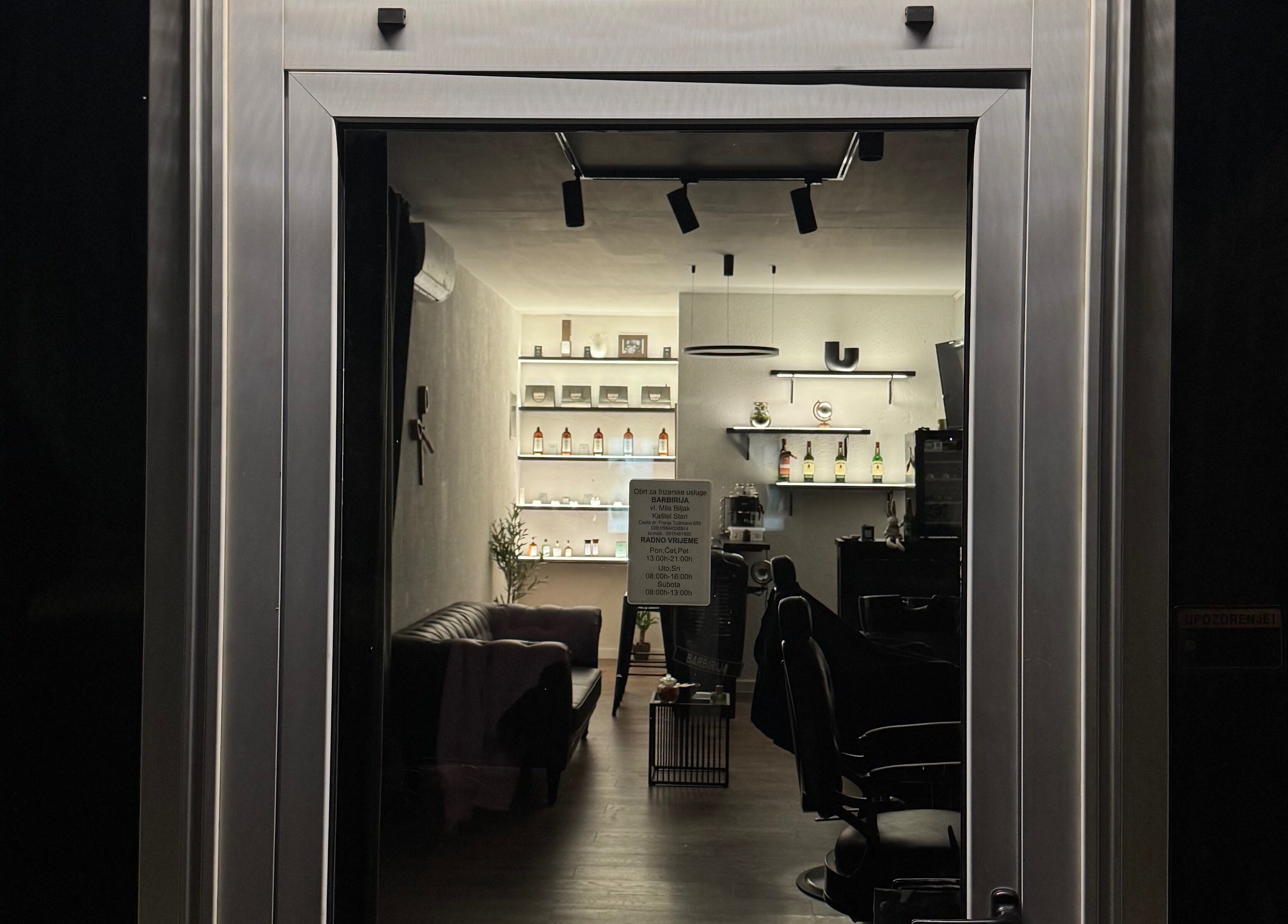 Unutrašnjost BARBIRIJA u Kaštel Stari, Splitsko-dalmatinska Županija, HR prikazuje elegantan ambijent noću.