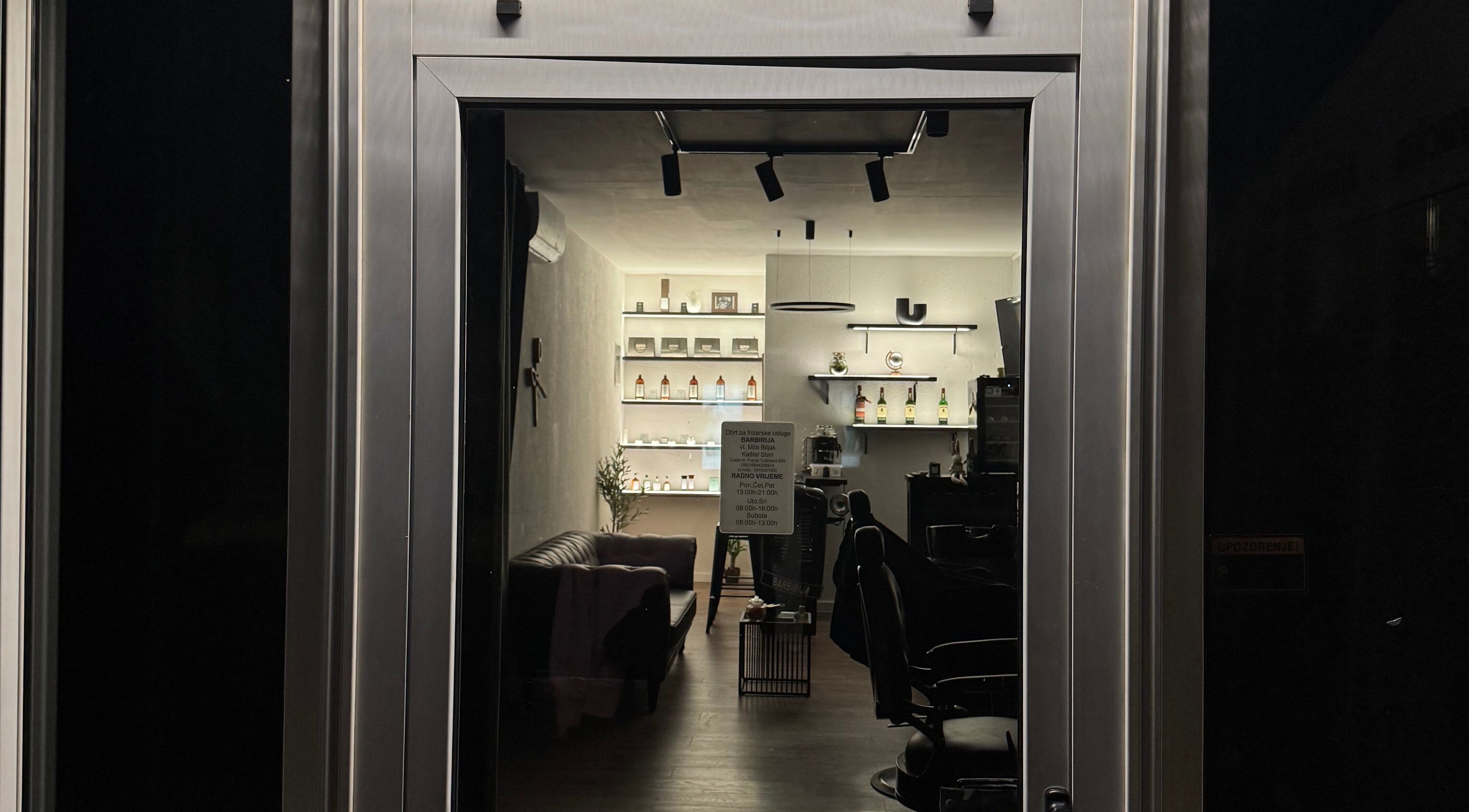 Unutrašnjost BARBIRIJA u Kaštel Stari, Splitsko-dalmatinska Županija, HR prikazuje elegantan ambijent noću.