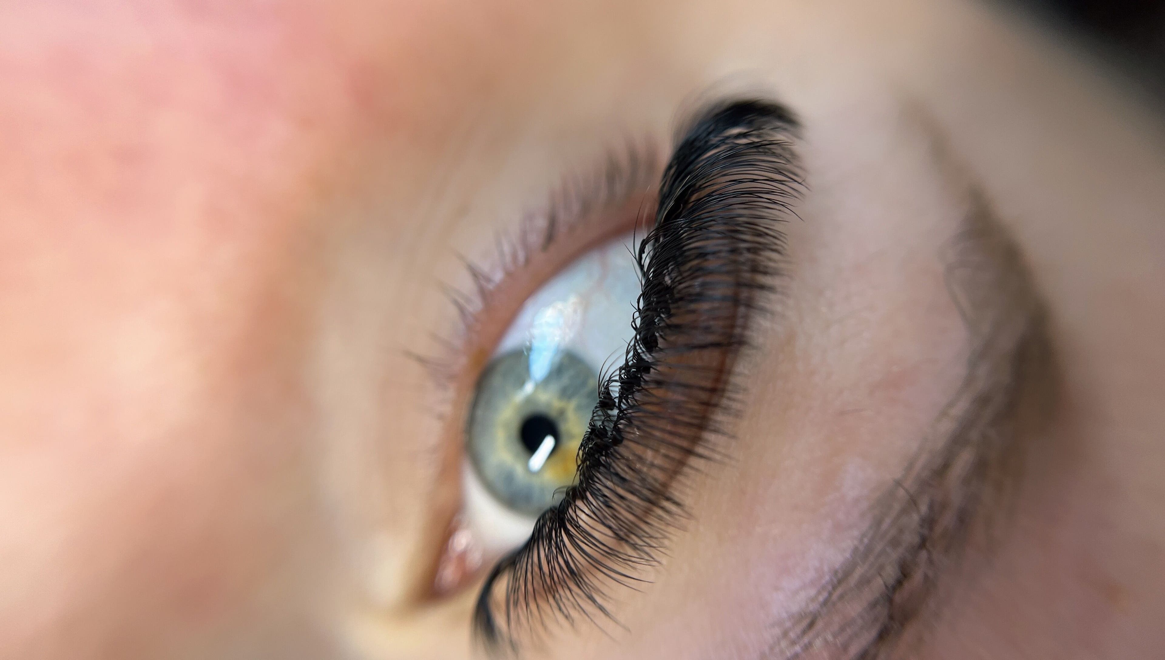 Extension de cils à Cil And Chill, Toulouse, Occitanie, FR révélant des cils volumineux et définis.