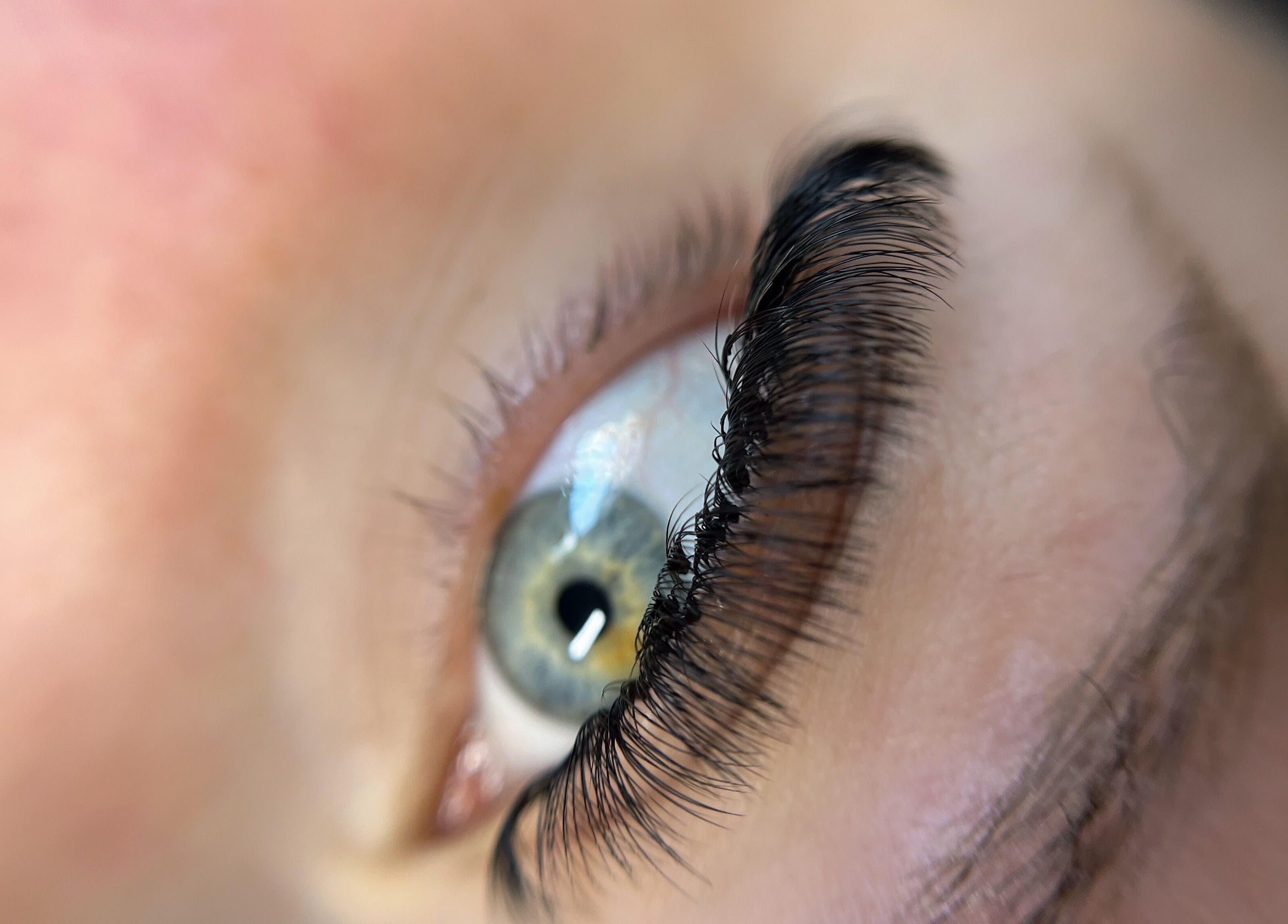 Extension de cils à Cil And Chill, Toulouse, Occitanie, FR révélant des cils volumineux et définis.