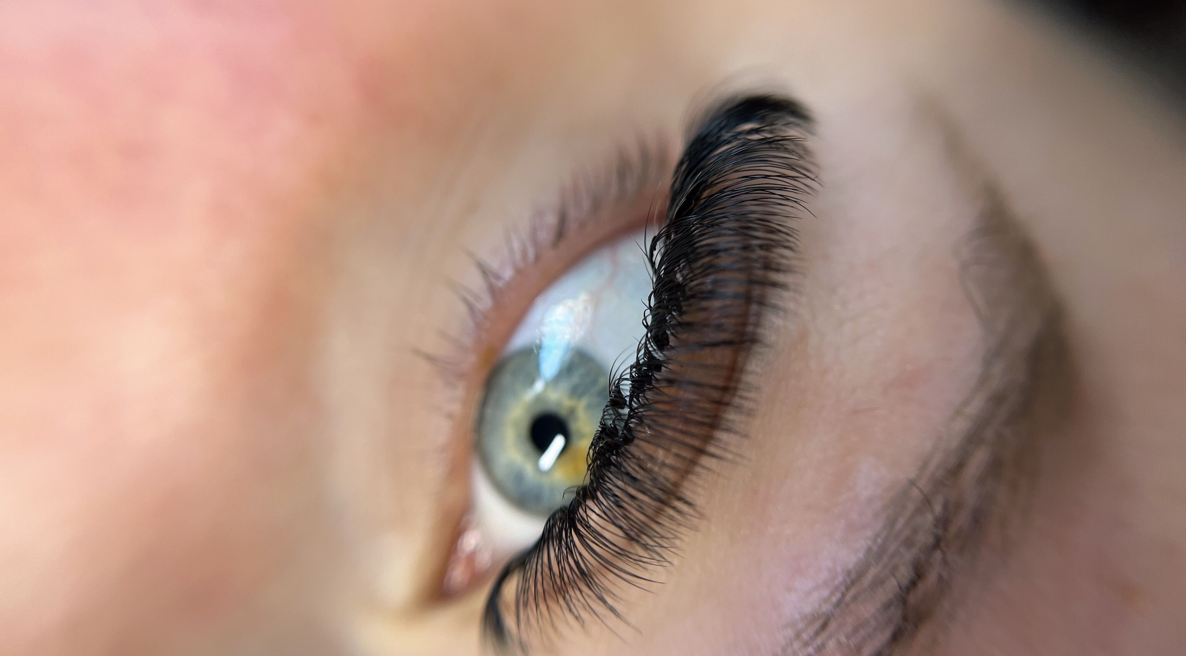 Extension de cils à Cil And Chill, Toulouse, Occitanie, FR révélant des cils volumineux et définis.