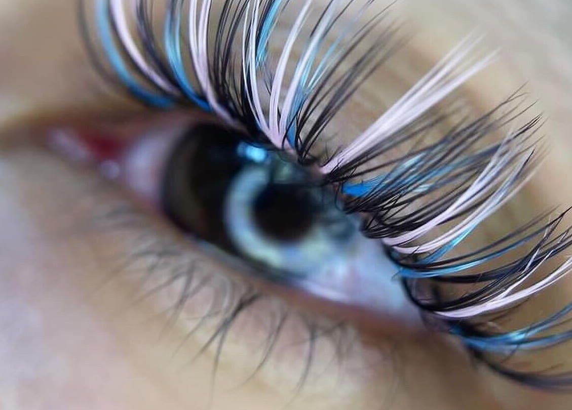 Extension de cils colorés à Cil And Chill, Toulouse, Occitanie, FR, pour un look unique.