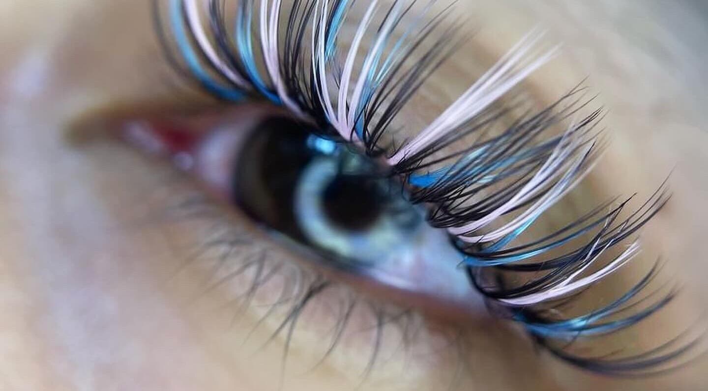 Extension de cils colorés à Cil And Chill, Toulouse, Occitanie, FR, pour un look unique.