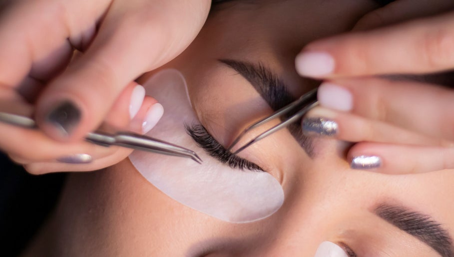 T Lash & Brow - Houston Beauty Salon image 1