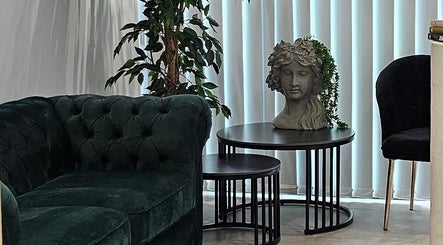 Chic waiting area at Panut Andreea | Nail Artist & Trainer in Strovolos, Nicosia, CY with elegant decor.