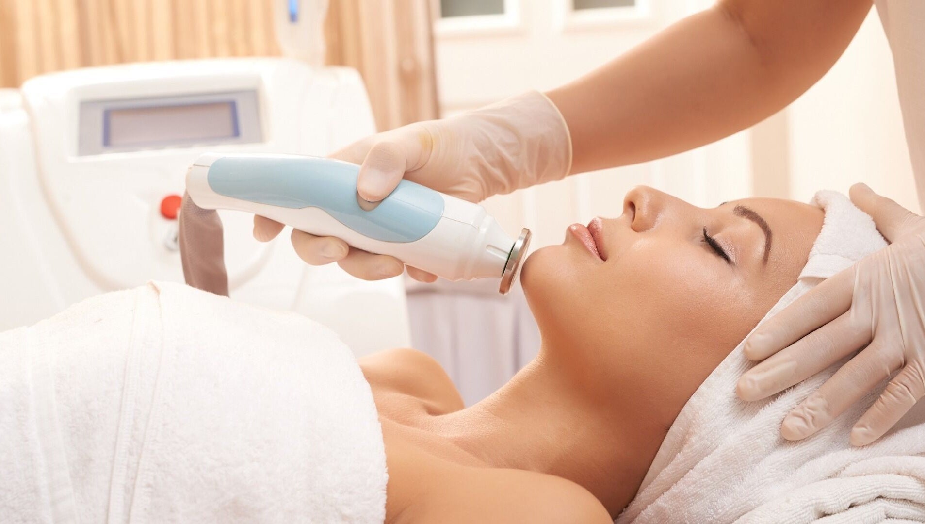 Gesichtsbehandlung bei Unique Lounge in Hamburg, Hamburg, DE mit moderner Technik.