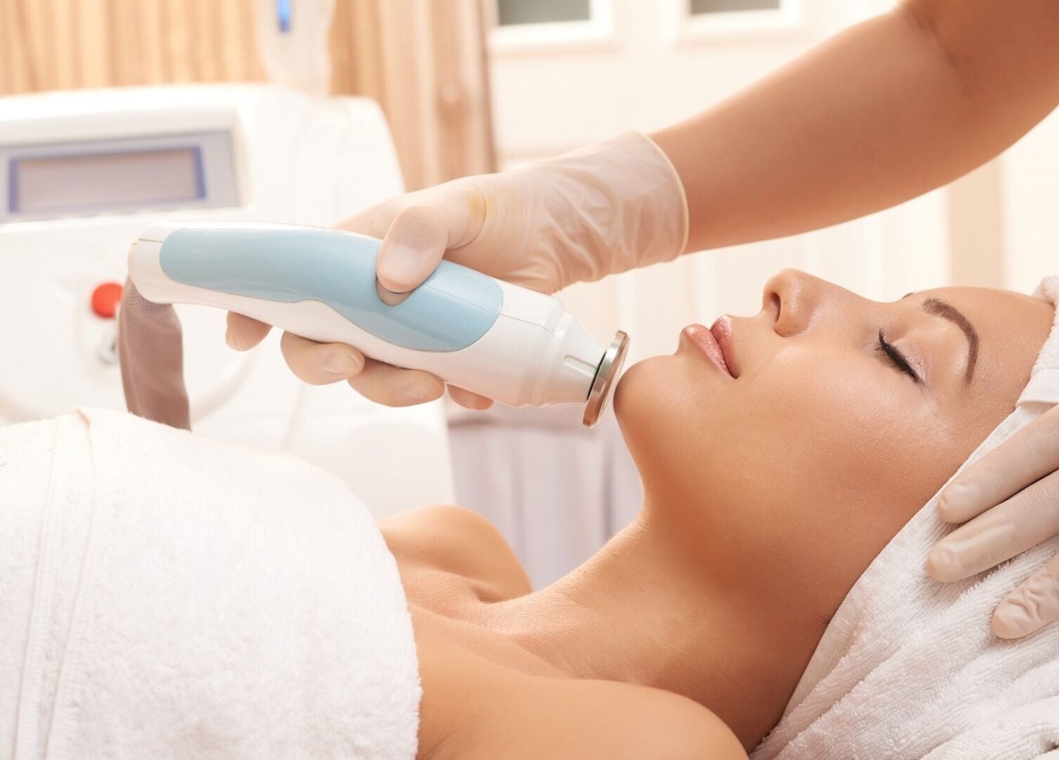 Gesichtsbehandlung bei Unique Lounge in Hamburg, Hamburg, DE mit moderner Technik.