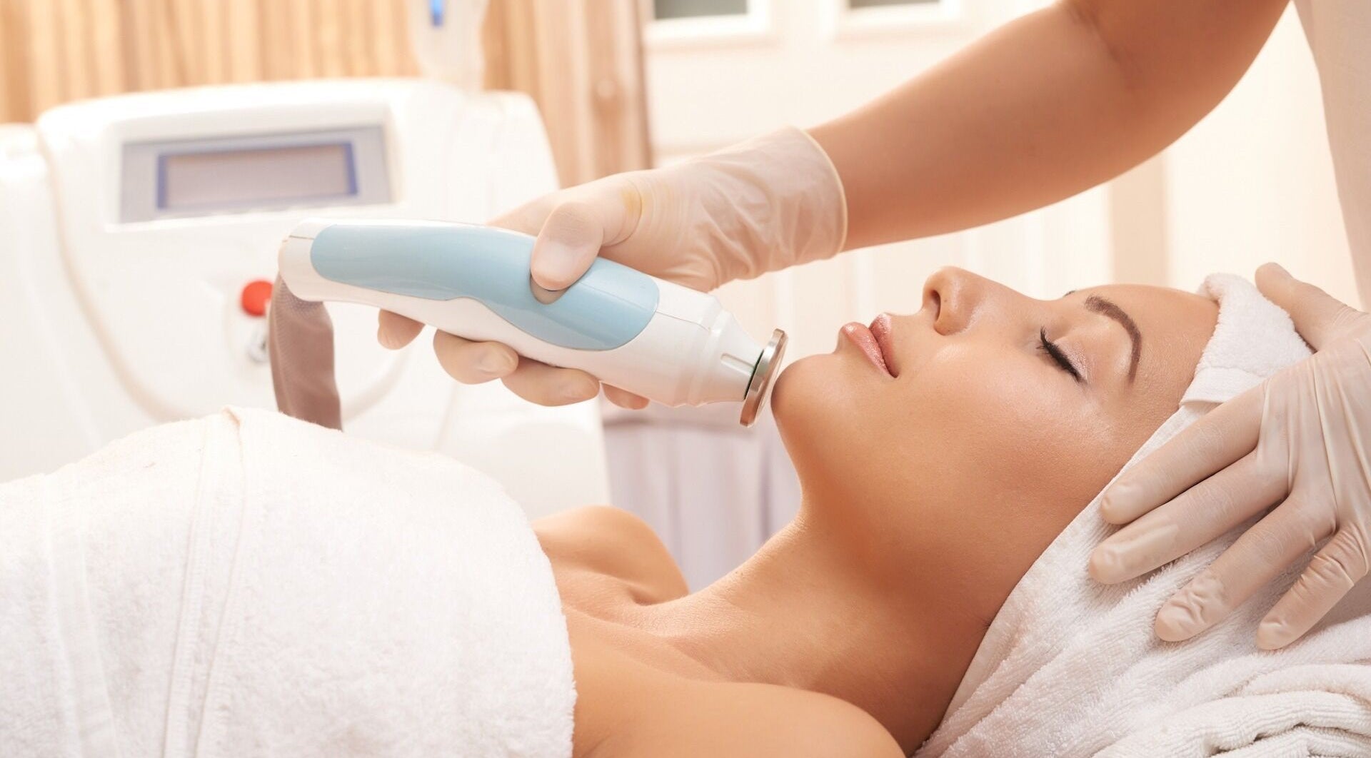 Gesichtsbehandlung bei Unique Lounge in Hamburg, Hamburg, DE mit moderner Technik.