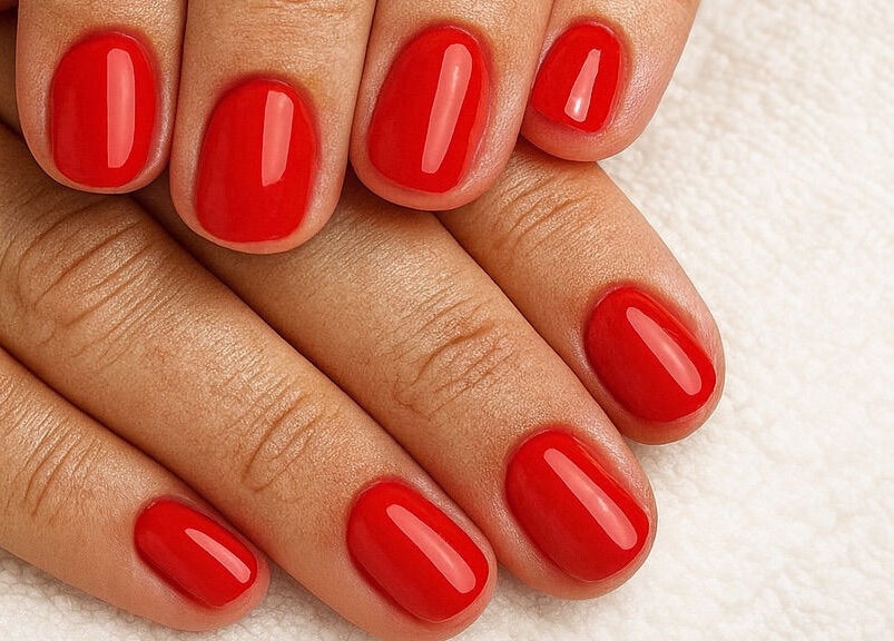 Makellose rote Maniküre bei Unique Lounge, Hamburg, Hamburg, DE, betont Schönheit und Stil.