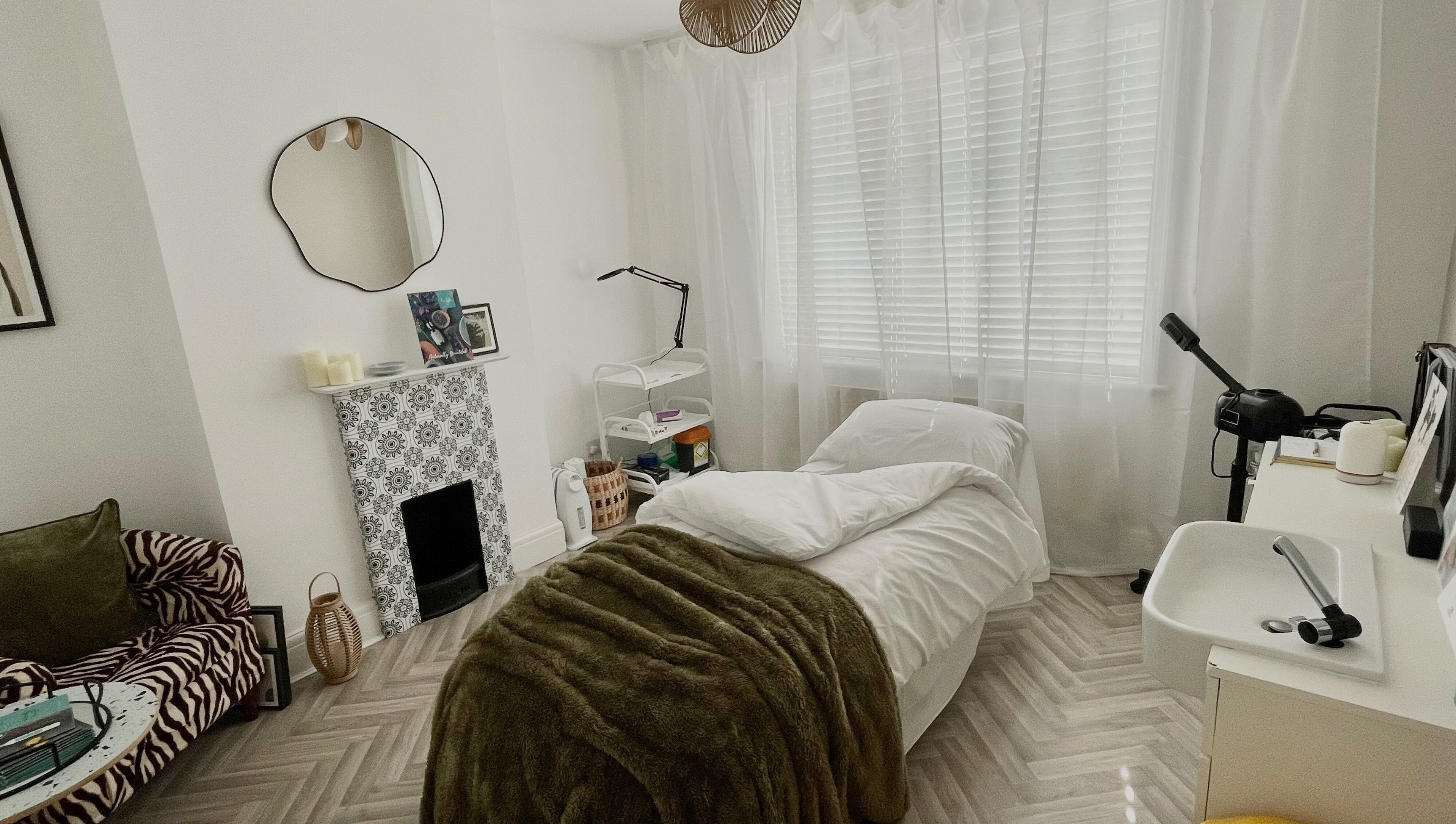 Relaxing spa room at Fresh Faced, Grimsby, England, GB featuring a cozy bed and soothing decor.