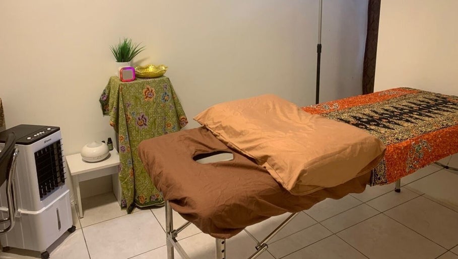 Relaxing massage room at Rees Retreat Men Spa, Selangor, Selangor, MY, featuring a comfortable massage table.
