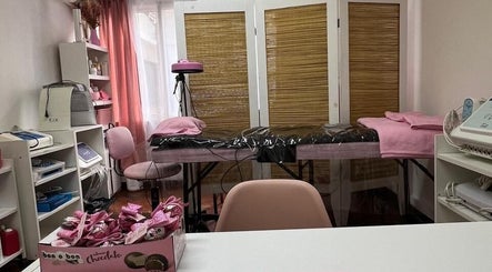 Sala de tratamientos en Lulu Beauty, Rosario, Santa Fe, AR con decoración acogedora en tonos rosados.