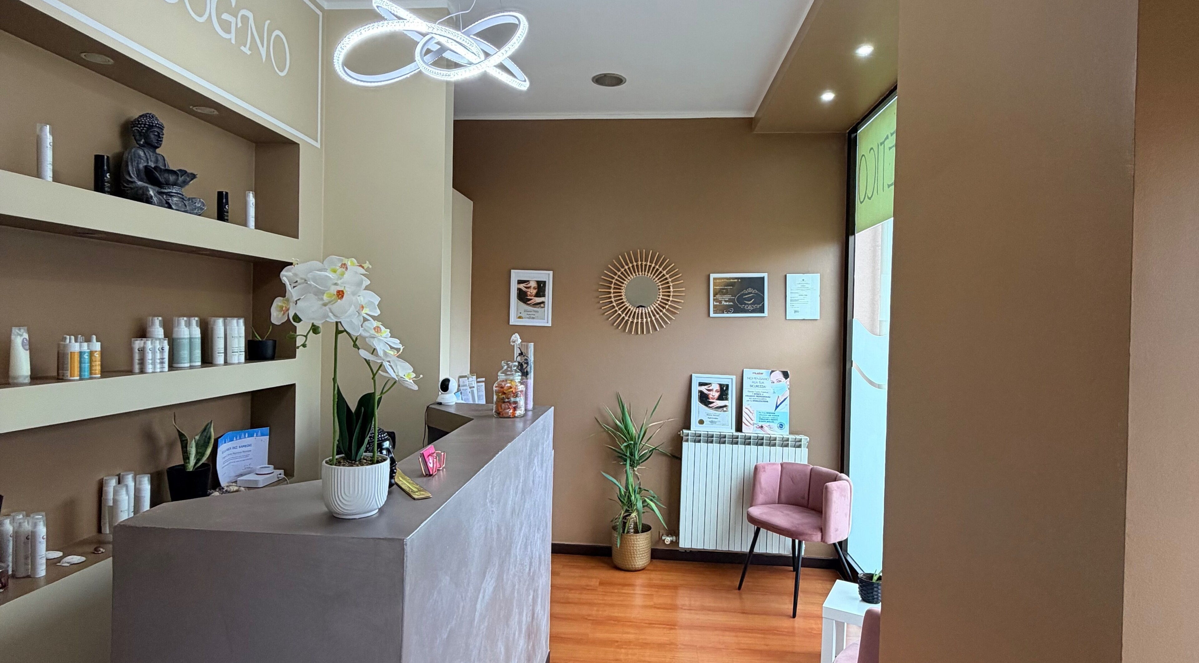 Ingresso accogliente di Estetica Il Sogno a Busto Arsizio, Lombardia, IT con piante e prodotti esposti.