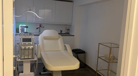 Luxurious treatment room at Niymimi Aesthetics in London, England, GB, featuring a modern spa chair and equipment.