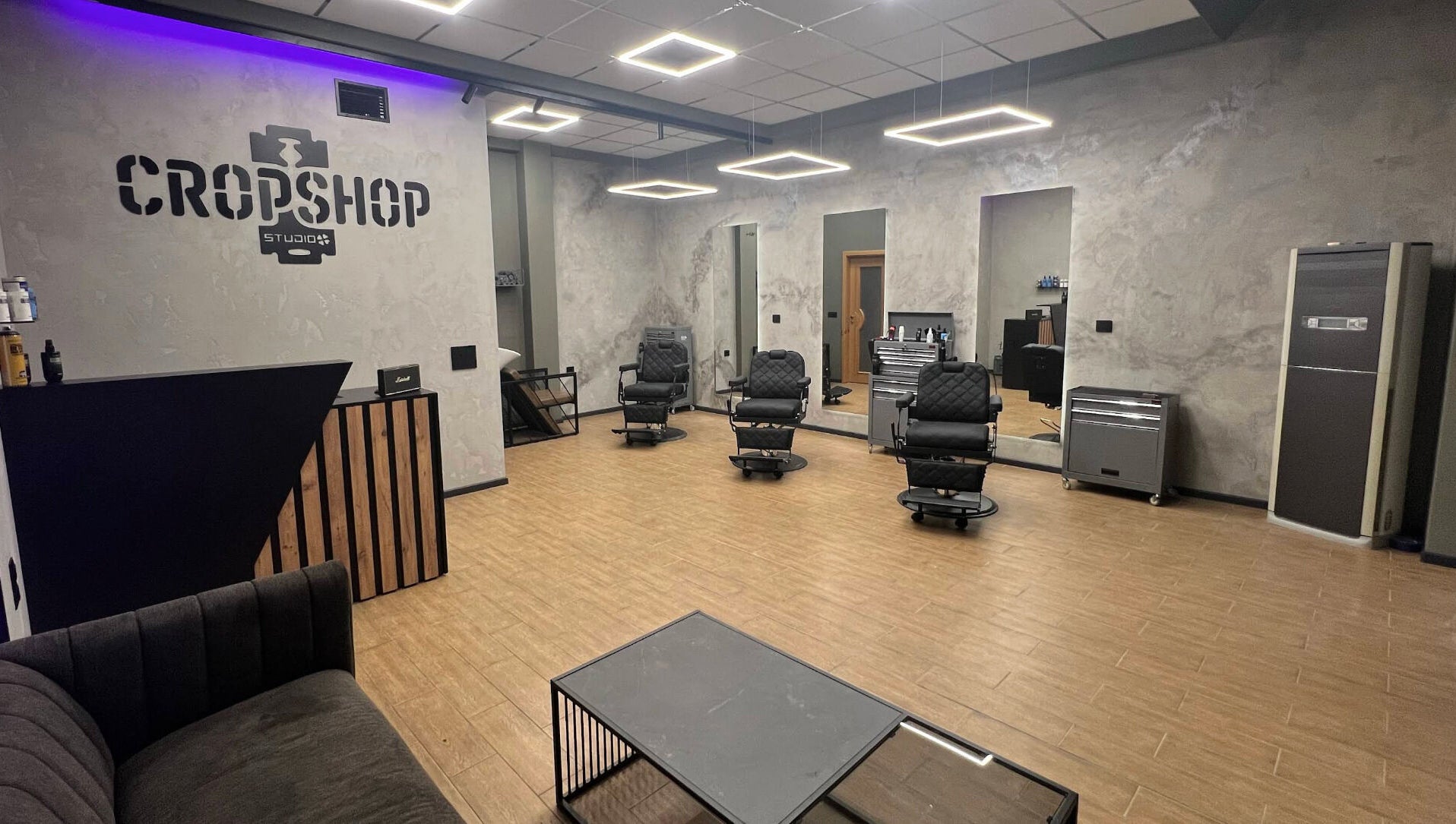 Интериор на Cropshop Studio във Варна, Варна, BG с модерни кресла и огледала.