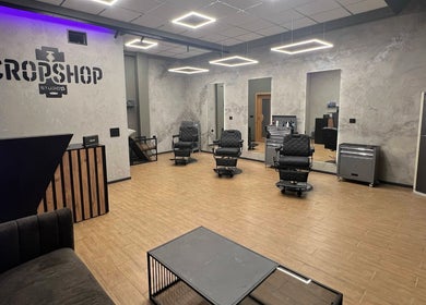Интериор на Cropshop Studio във Варна, Варна, BG с модерни кресла и огледала.