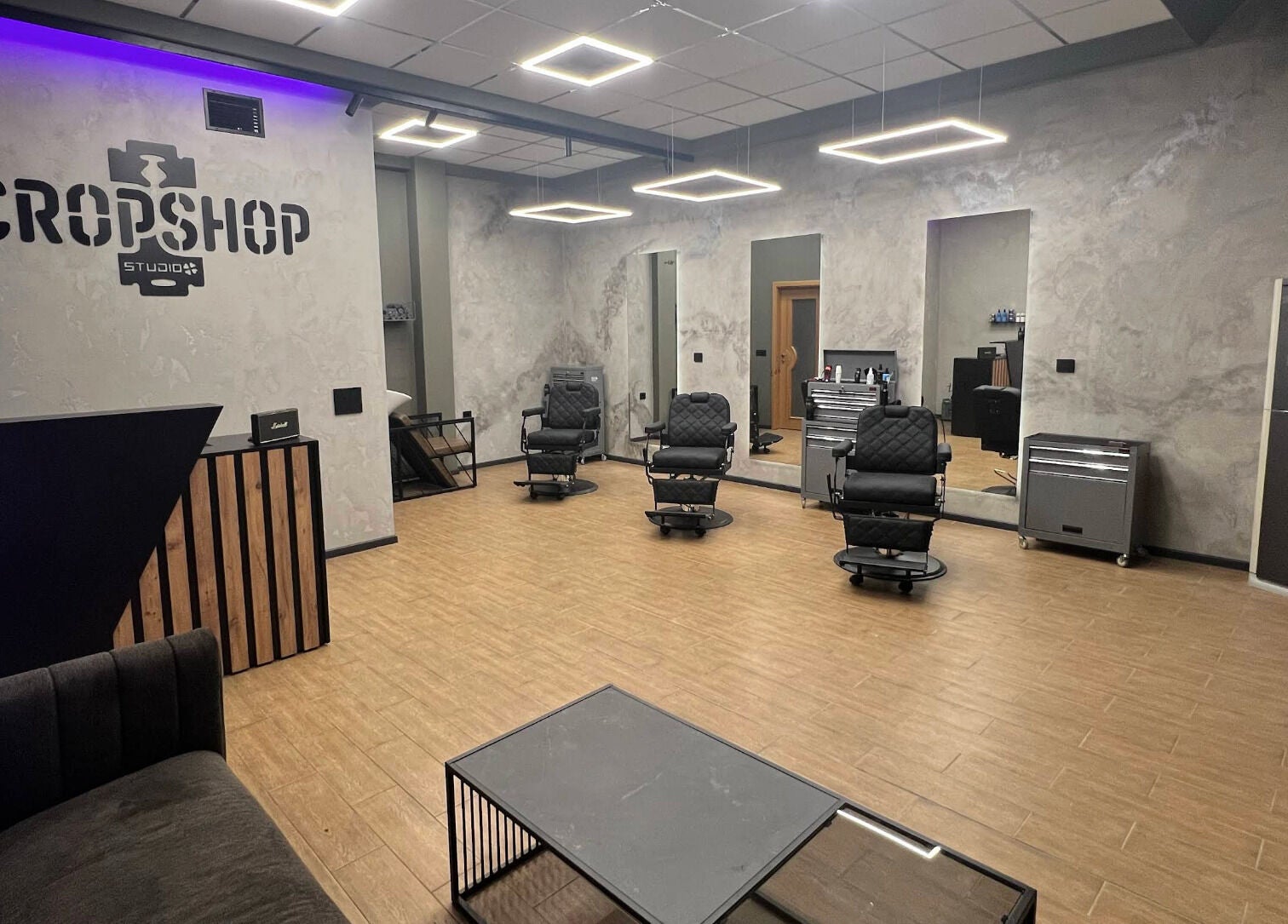 Интериор на Cropshop Studio във Варна, Варна, BG с модерни кресла и огледала.