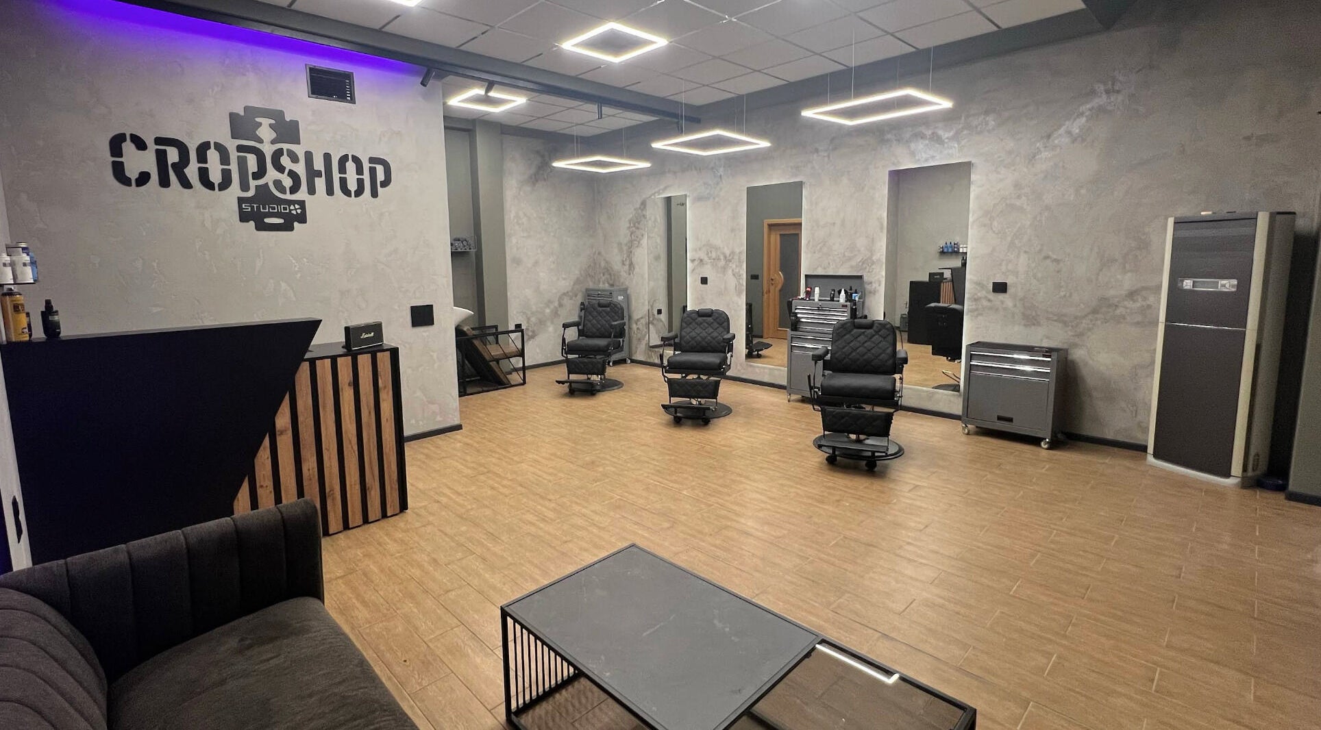 Интериор на Cropshop Studio във Варна, Варна, BG с модерни кресла и огледала.