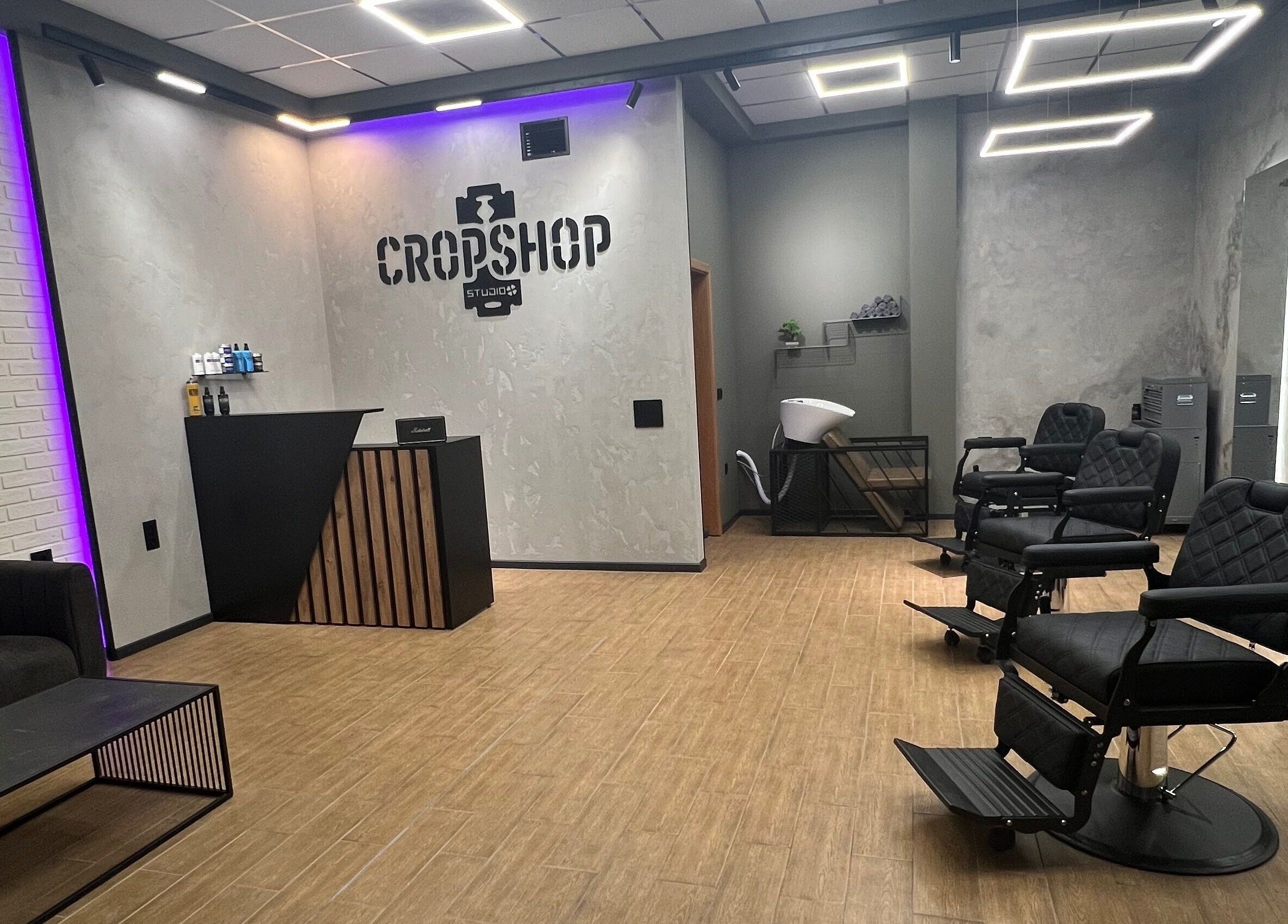 Модерен салон в Cropshop Studio, Варна, Варна, BG с професионални места за подстригване.