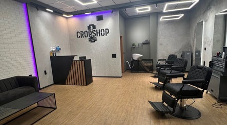 Модерен салон в Cropshop Studio, Варна, Варна, BG с професионални места за подстригване.