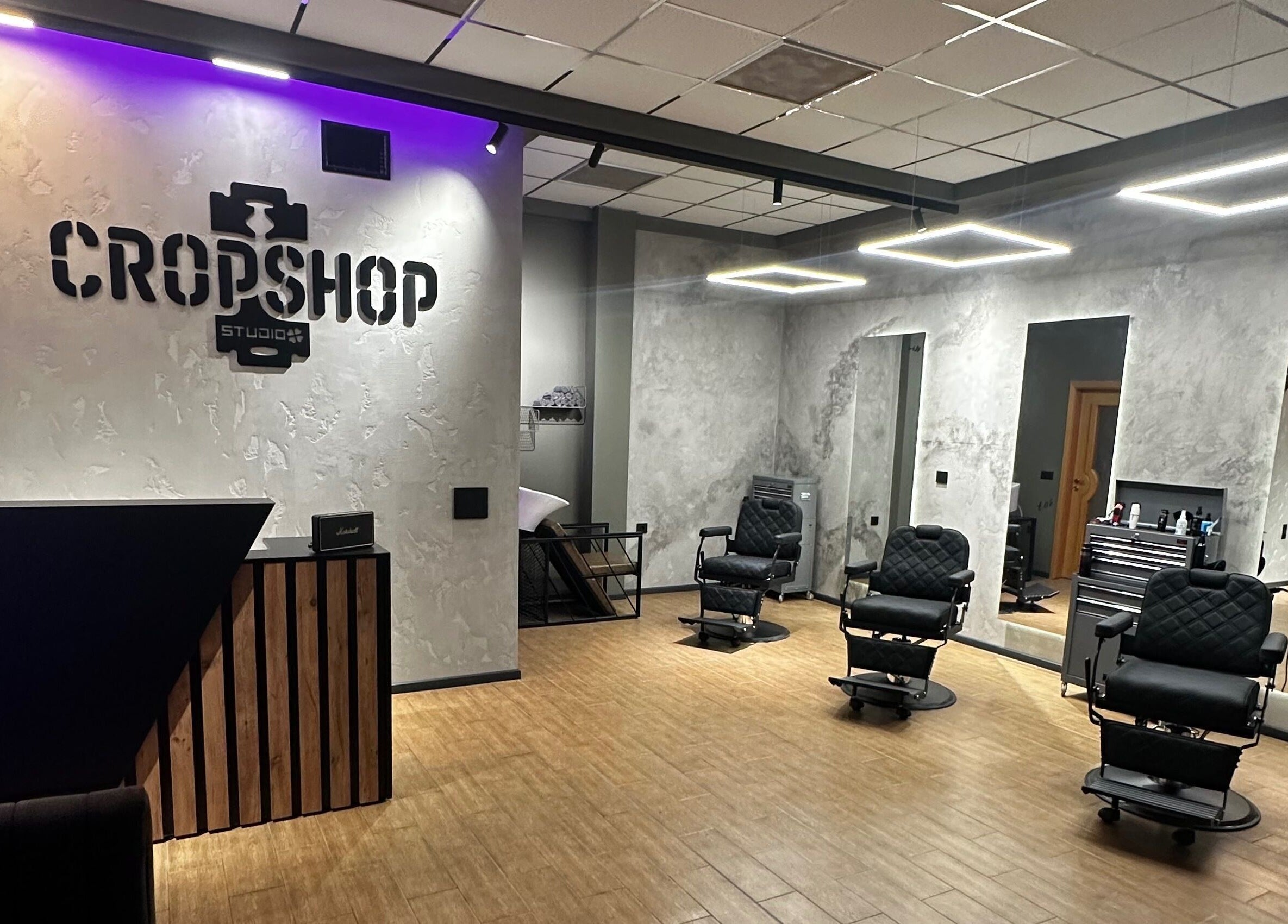 Съвременен интериор на Cropshop Studio във Варна, Варна, BG с модерни мебели и осветление.