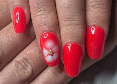 Manucure rouge vif avec design floral à DressyNails, Angers, Pays De La Loire, FR.