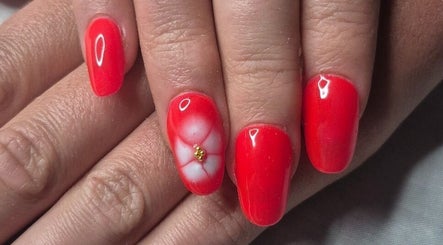 Manucure rouge vif avec design floral à DressyNails, Angers, Pays De La Loire, FR.