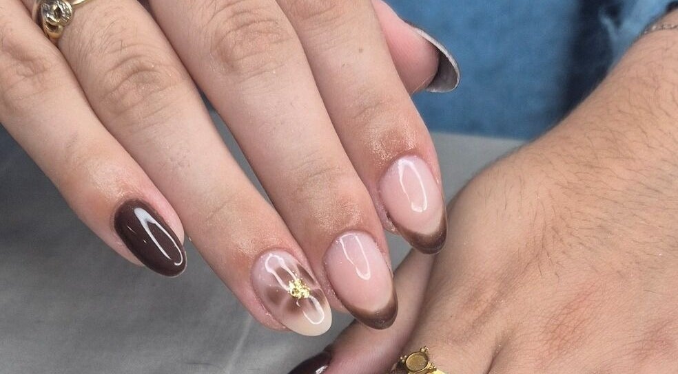 Nail art élégant à DressyNails, Angers, Pays De La Loire, FR, avec détails dorés et tons naturels.