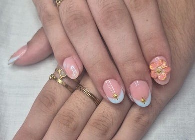 Des ongles avec un design floral raffiné à DressyNails, Angers, Pays De La Loire, FR.