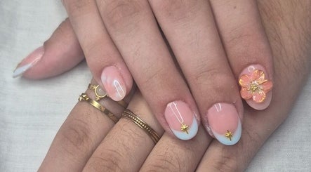 Des ongles avec un design floral raffiné à DressyNails, Angers, Pays De La Loire, FR.