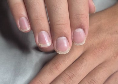 Ongles mains au naturel à DressyNails, Angers, Pays De La Loire, FR.