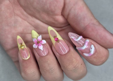 Nail art floral élégant chez DressyNails situé à Angers, Pays De La Loire, FR.