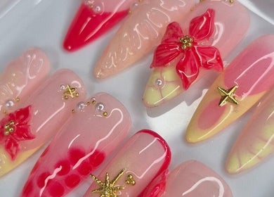 Art ongles floral à DressyNails, Angers, Pays De La Loire, FR. Des fleurs et perles décorent des ongles roses.