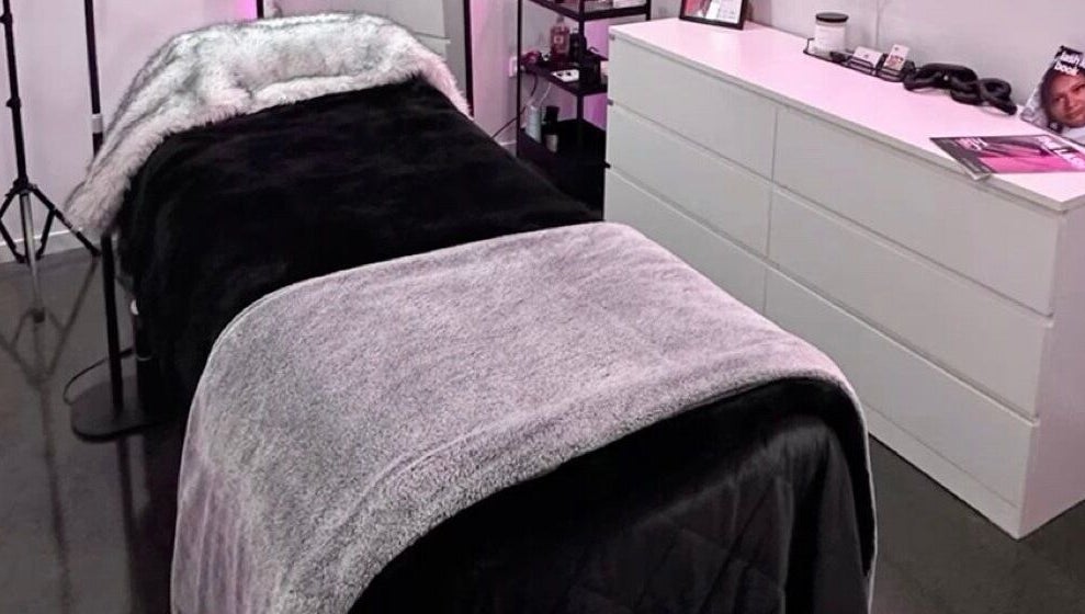 Table de soin élégante chez Nolashes à Melun, Île-de-France, FR, offrant un confort luxueux.